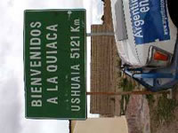 El mítico cartel de La Quiaca, nos informa que "apenas" estamos  a 5121 km. de Ushuaia. ! 